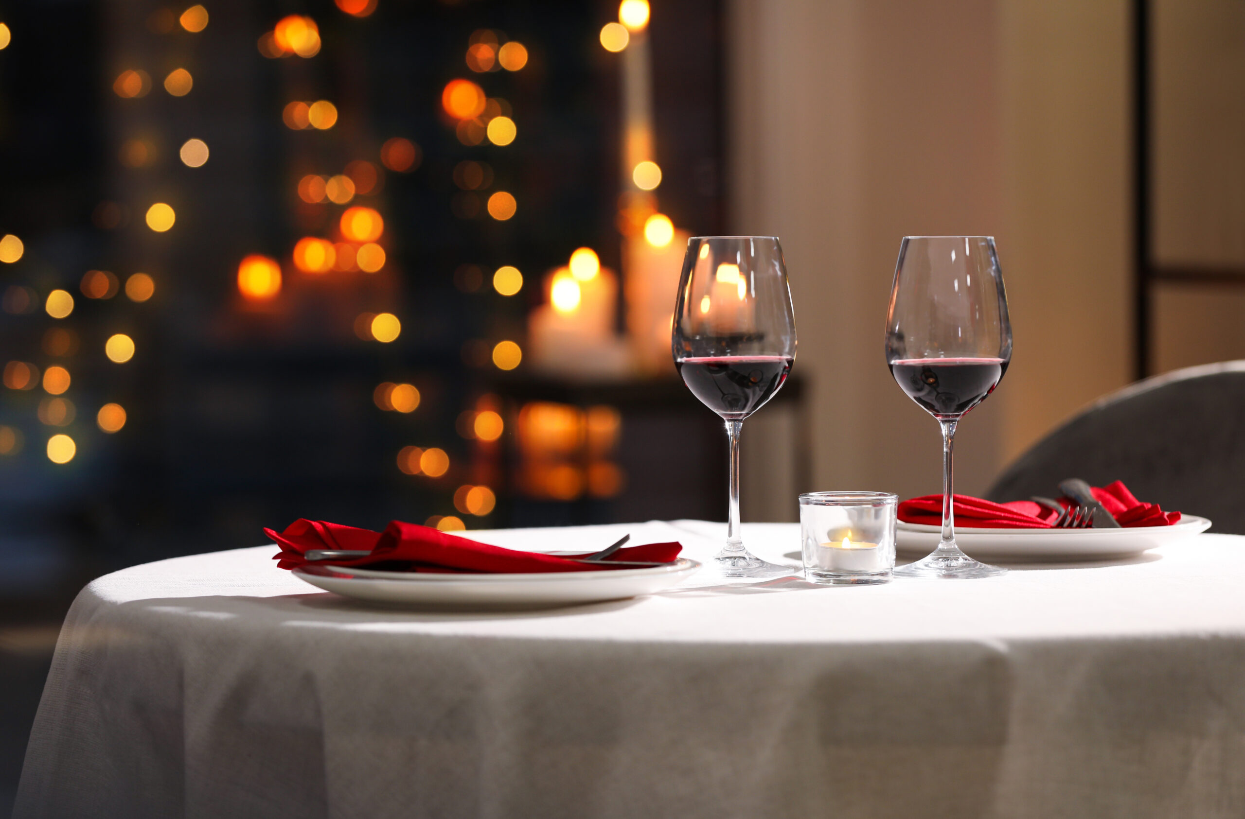 Table,setting,for,romantic,dinner,in,restaurant